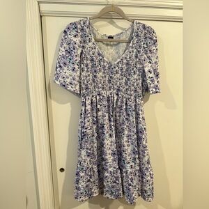 UEAL Lavender Blue White Floral Ruched Flattering Dress Size Large EUC